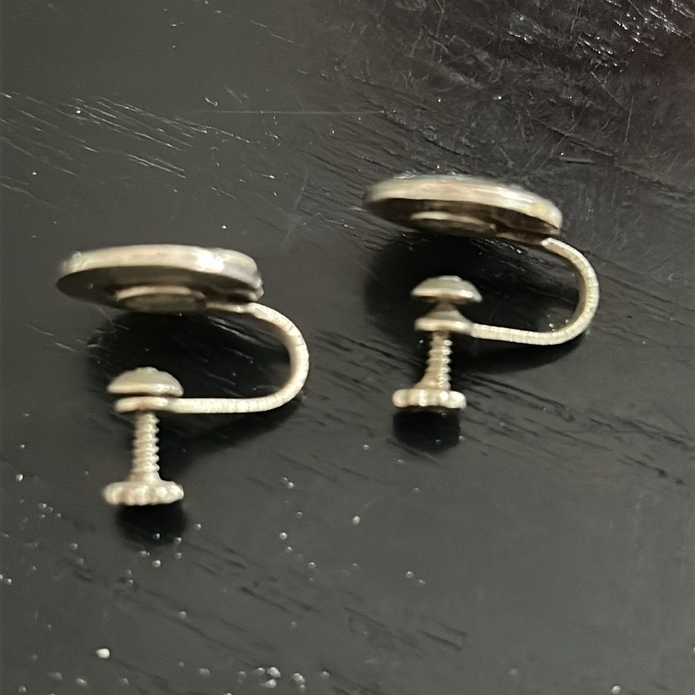 VIntage Signed Alpaca Mexico Sterling screwback earrings with mother of pearl - Picture 3 of 6